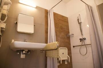 Фото номера Улучшенный двухместный номер с 2 отдельными кроватями Курортные отели Sanatorium Muszelka г. Колобжег 4