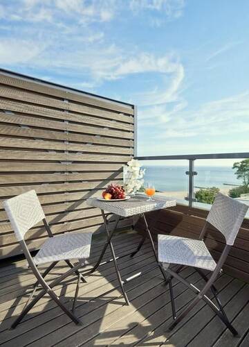 Фото номера Двухместный номер Делюкс с 1 кроватью и балконом Отель Marine Hotel by Zdrojowa г. Колобжег 4